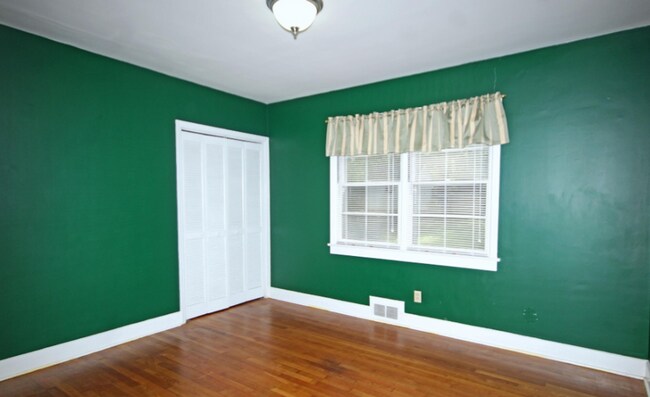 Building Photo - 205 Lakewood Dr