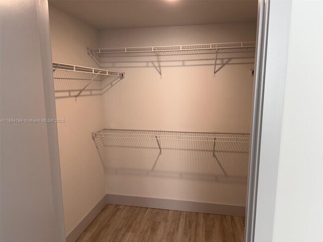 Building Photo - 9000 Ramblewood Dr