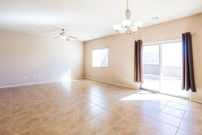 Building Photo - Spacious 4 Bedroom 2 Bath Home in Mesa Vil...