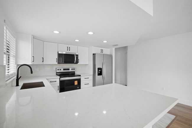 Building Photo - ****SPECIAL 2 WEEKS FREE****  Move-In Ready Cape Coral Home – Newly Remodeled Interior