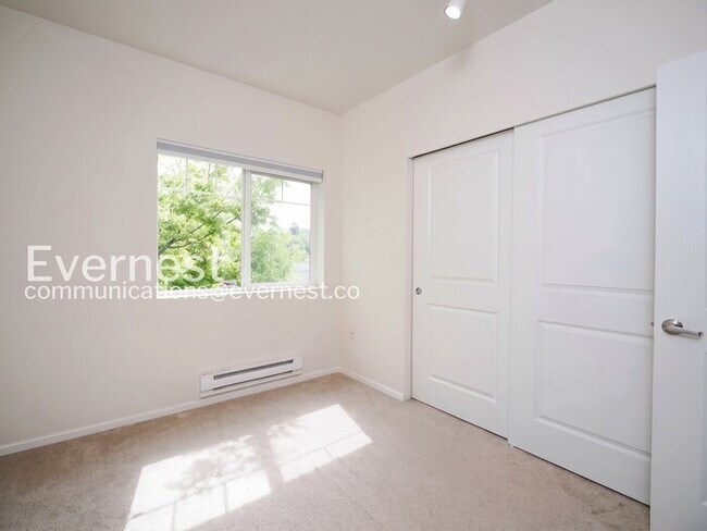 Building Photo - 2 Bed/2 Bath Condo with Garage / Vouchers Accepted / Available Now!