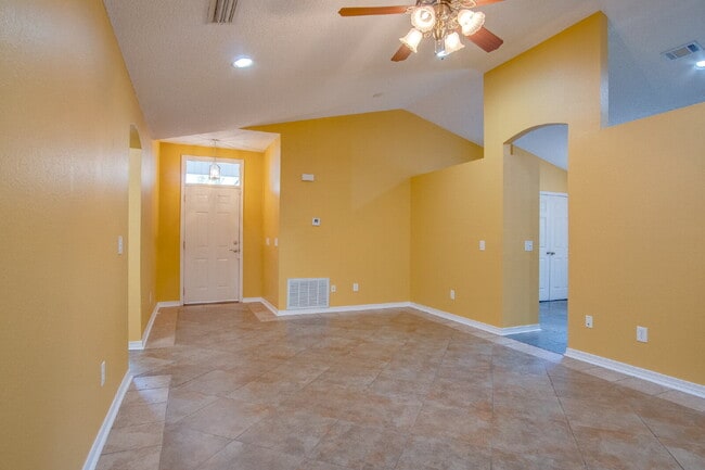 Building Photo - Spacious 3BR with Sunroom & Eat-In Kitchen – Holsberry Estates-Military Special: ½ OFF Security D...