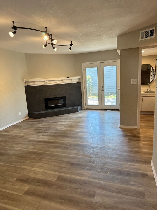 Building Photo - Newly renovated 3 bedroom 2.5 baths