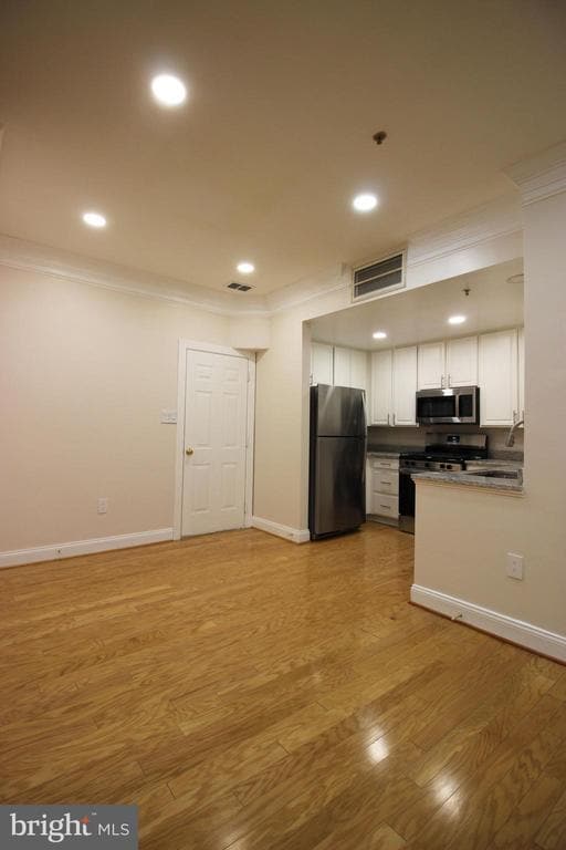 Building Photo - 141 Chevy Chase St