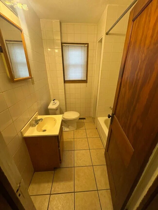 Building Photo - 44 E Brookside Ave