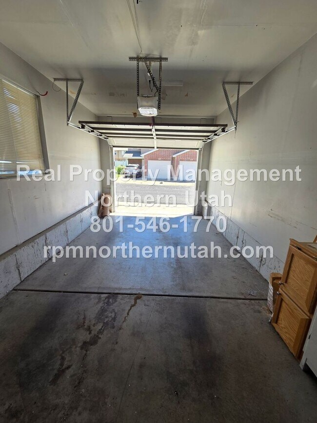 Building Photo - 152 W 2525 N
