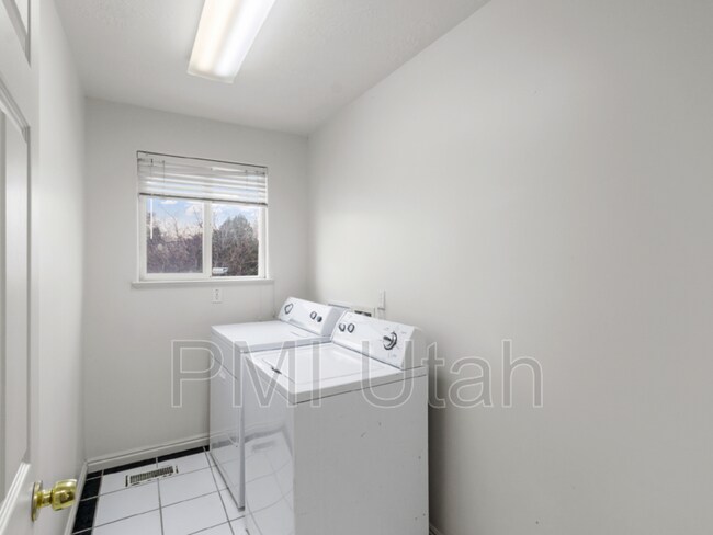 Building Photo - 3211 S 945 E