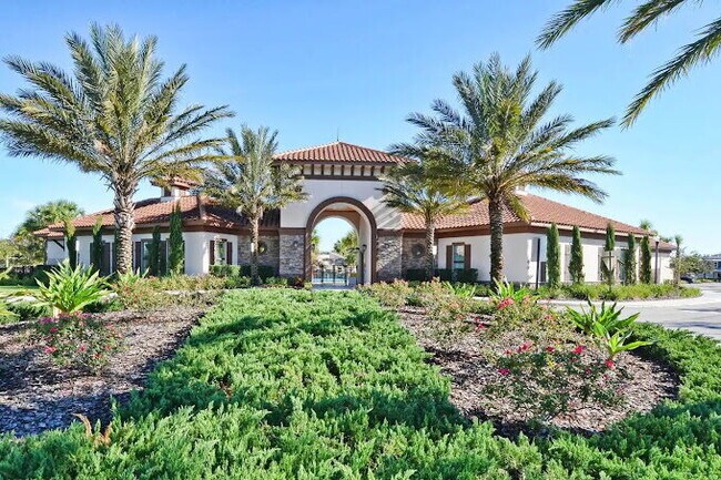 Building Photo - "Resort-Style Living in Davenport: Spacious 4-Bedroom Home with Solar Panels, Internet Included &...