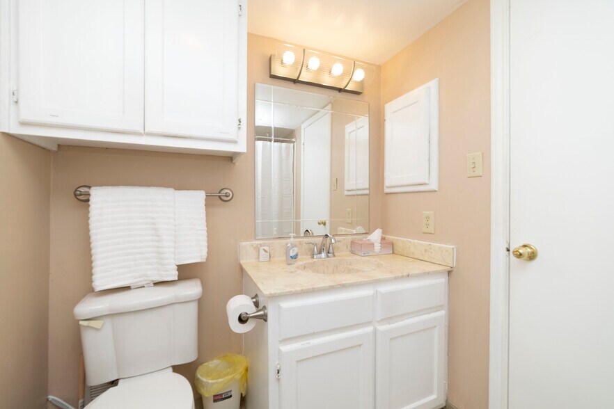 Complete bath - upstairsComplete bath - upstairs - 4107 Medical Dr