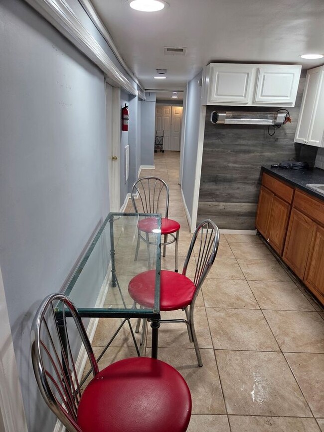 Building Photo - Spacious 3.5 BDR Apartment with Closed Fro...