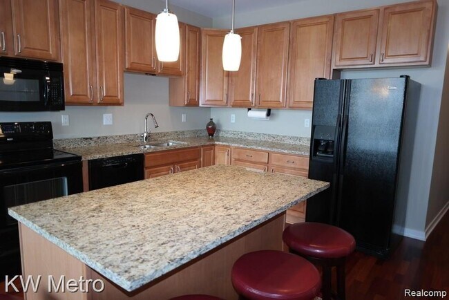 Building Photo - 350 N Main St