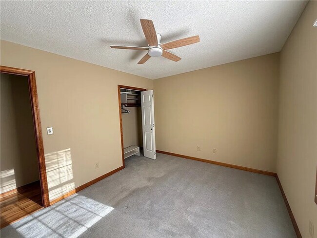 Building Photo - 3 Bedroom 2 Bathroom