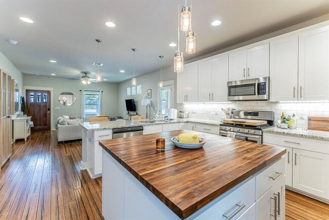 Building Photo - 1700 Singleton Ave