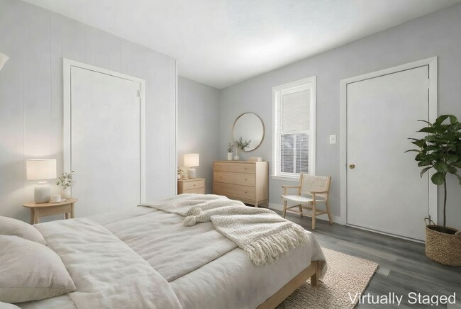 Building Photo - Freshly Updated Townhome Apartment!