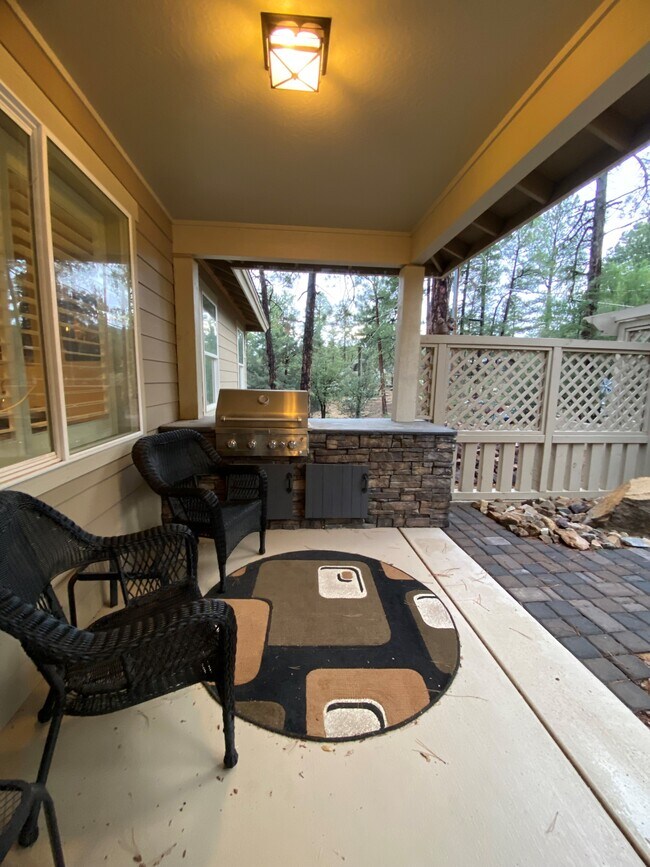 Building Photo - 826 Hemlock Ave