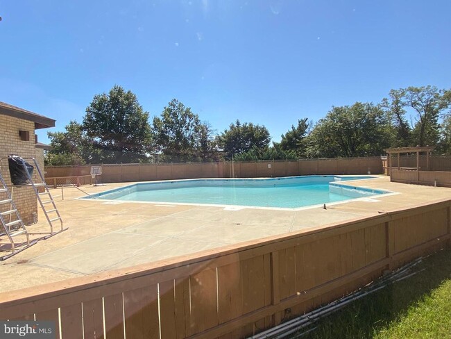 Building Photo - 6924 Hanover Pkwy