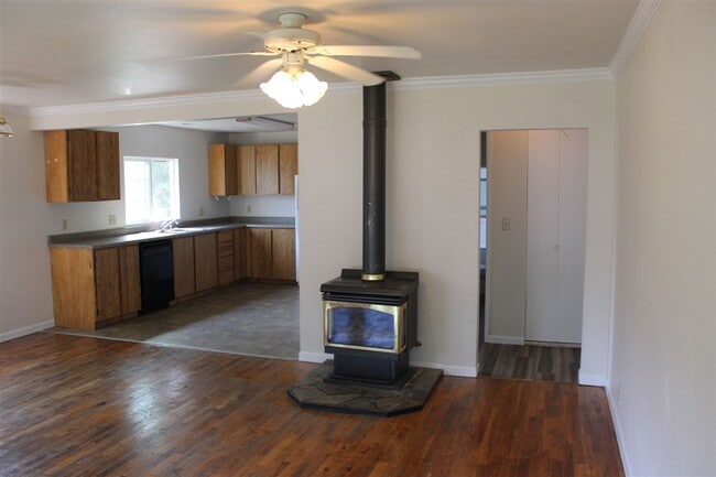 Building Photo - 3 Bedroom, 1.5 Bathroom House! Available now!