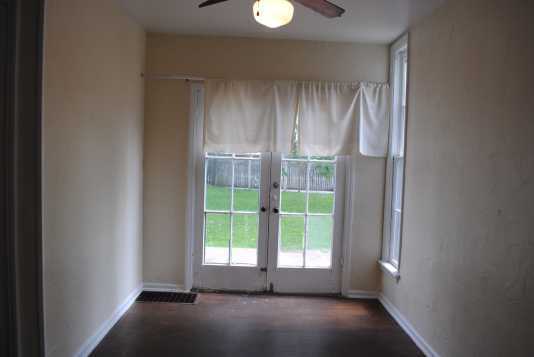 Building Photo - Spacious and Bright 3 Bedroom Townhouse