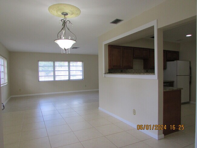 Building Photo - 211 W Laila Dr