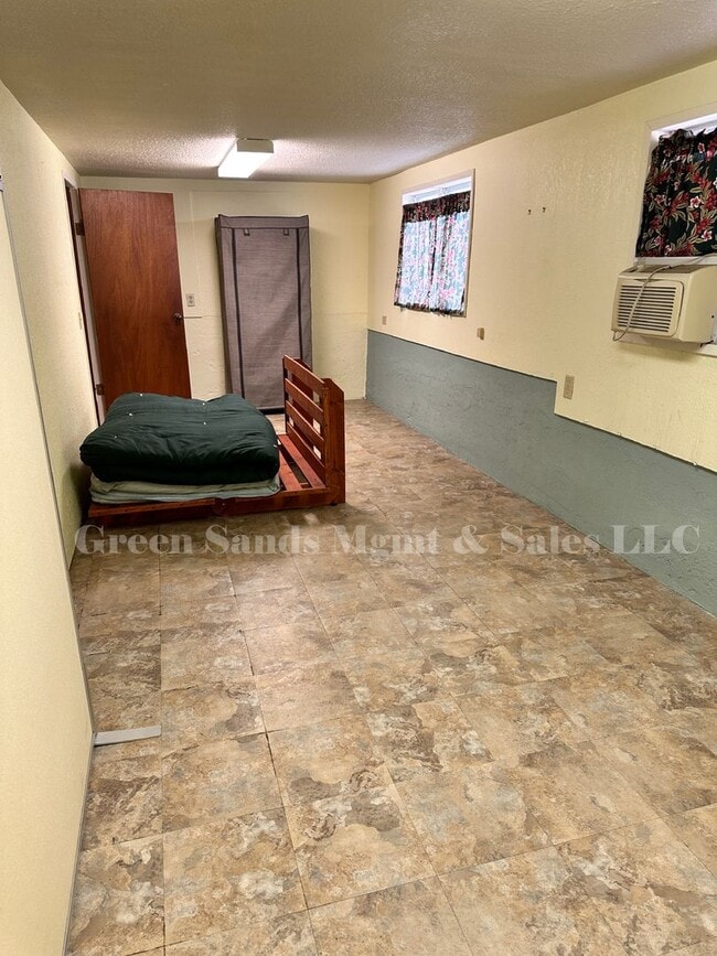 Building Photo - 597 Kinoole St