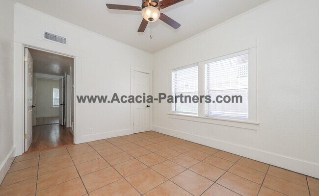 Building Photo - Historic Four Bedroom HOme