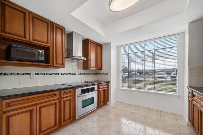 Building Photo - 7505 Memorial Woods Dr