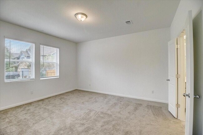 Building Photo - 117 Lacey Oak Lp
