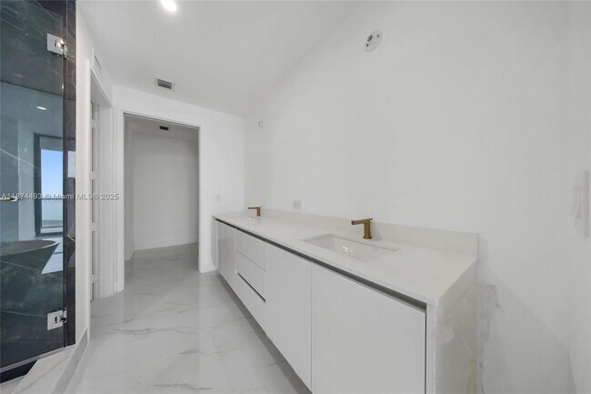 Building Photo - 700 NE 24th St