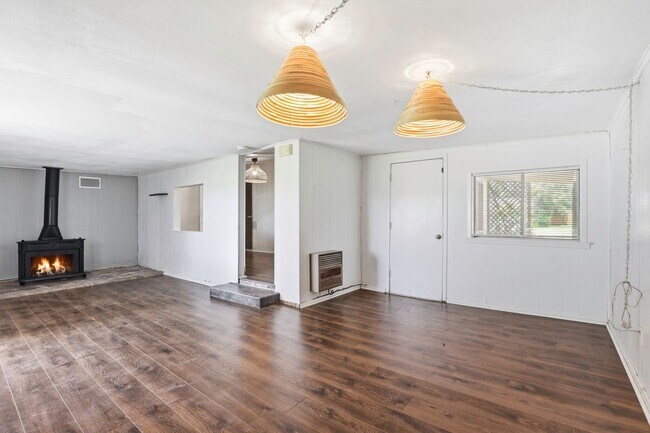 Building Photo - Great in Granbury