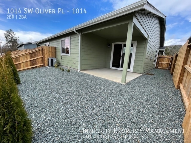 Building Photo - 1014 SW Oliver Pl