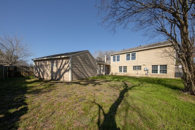 Building Photo - 2523 W Greens Rd