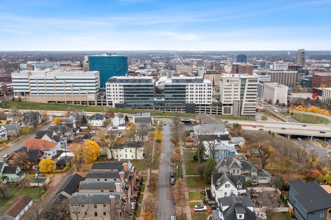 Building Photo - 647 Fairview Ave NE