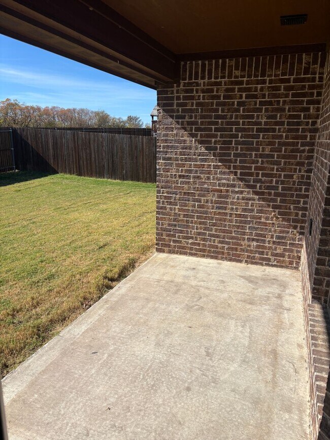 Building Photo - Beautiful 3/2/2 Minutes from Sherman's Town Center!