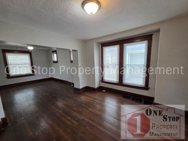 Building Photo - Spacious 3 bedroom/ 2 bathroom in Kansas City!