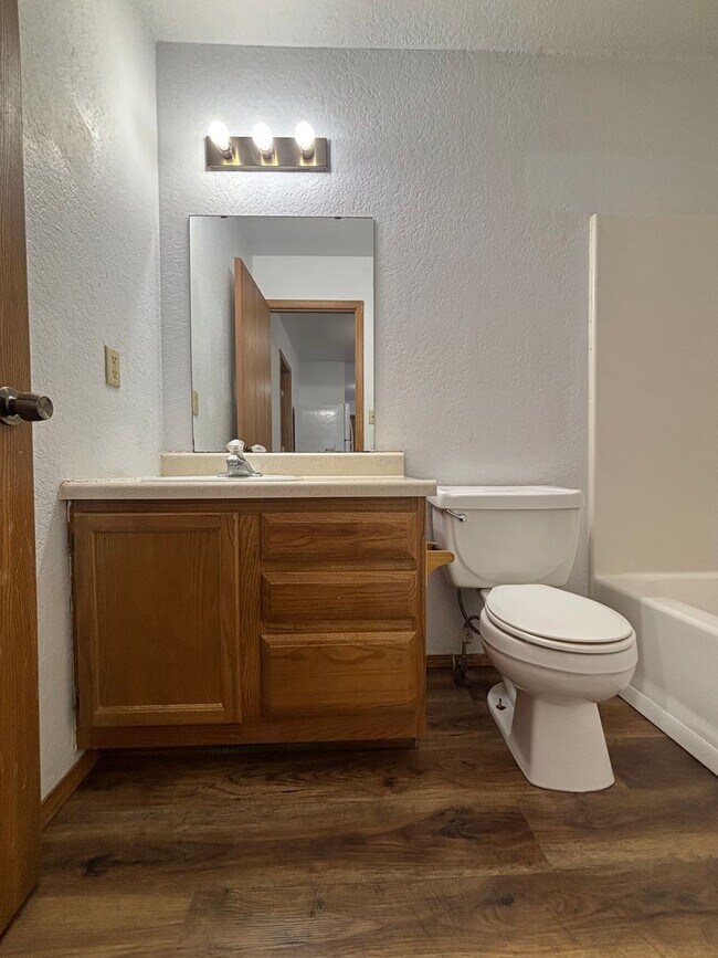 Building Photo - Cute 1 Bedroom 1 Bathroom Apartment near s...