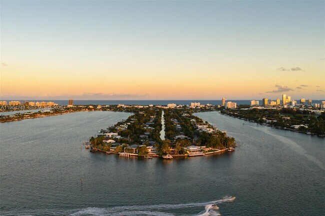 Building Photo - 7975 Biscayne Point Cir