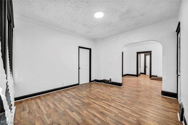 Building Photo - 12001 Oakview Ave