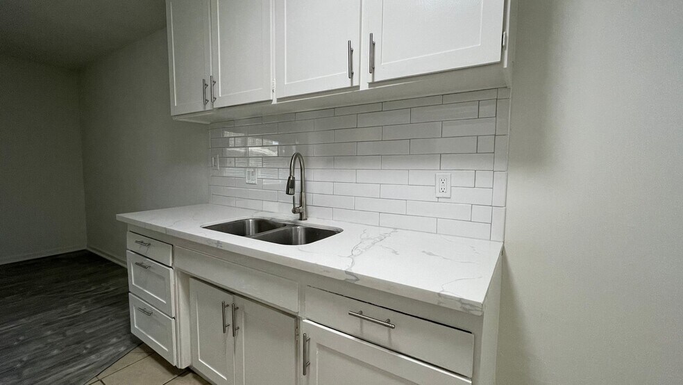 Building Photo - 5255 Blakeslee Ave