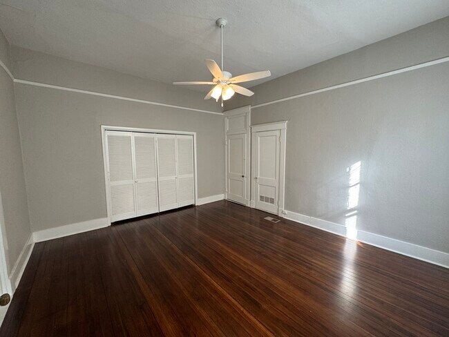 Building Photo - Totally updated 2 Bedroom 1 1/2 Bathroom Home Near UAMS