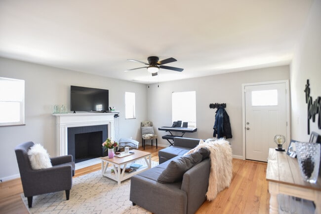 Building Photo - Zinsle Flats