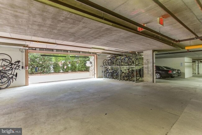 Building Photo - Welcome home to one of Arlington's most sought after neighborhoods.