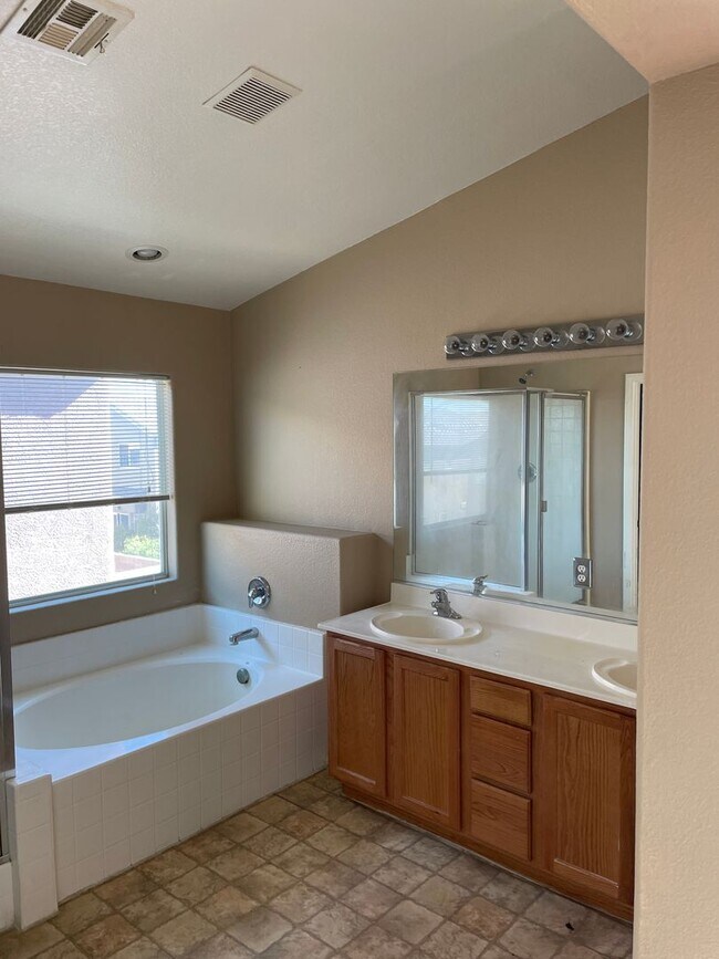 Building Photo - 3753 Hollycroft Dr