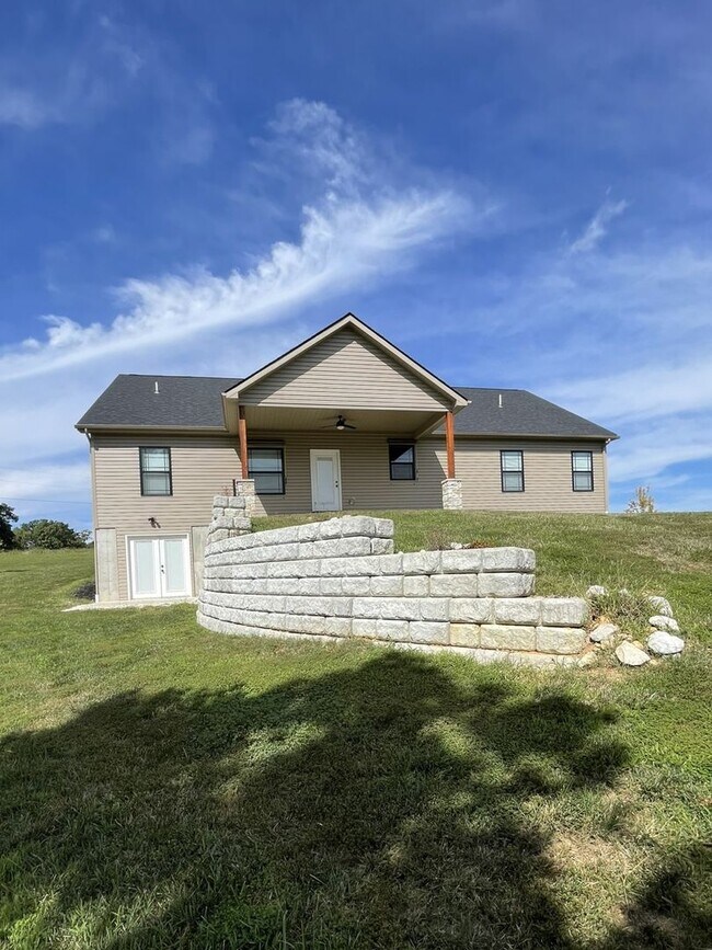 Building Photo - Beautiful 3 Bed / 2 Bath Home with 3-Car G...
