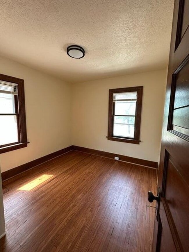 Building Photo - $1200 - Fantastic 2 Bedroom, 1 Bathroom House in Morning-Side