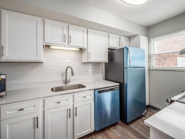 Building Photo - 4473 Mobile Dr