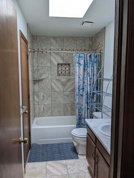 Upstairs Bath - 6220 Pemberton Way