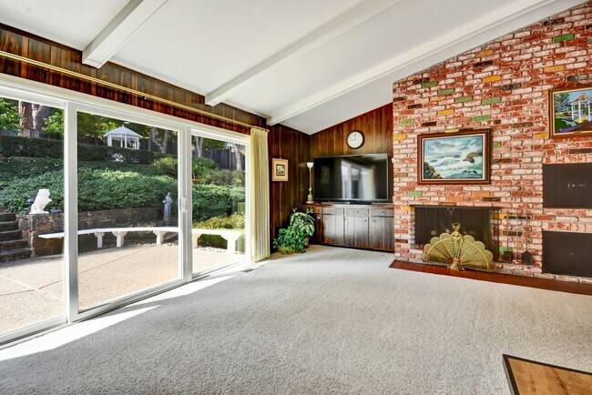Building Photo - 2305 Tioga Dr