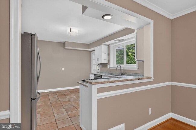Building Photo - 7215 Rollingwood Dr