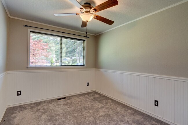 Building Photo - 4 bedroom 2 bath home