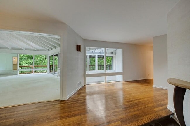 Building Photo - 130 Huntcliff Point NE